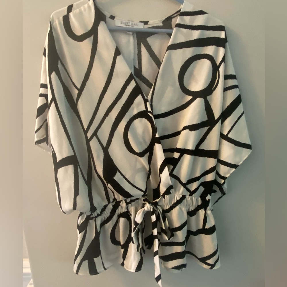 Women’s polyester top cream and black Dolman sleeve belt tie, size 1X